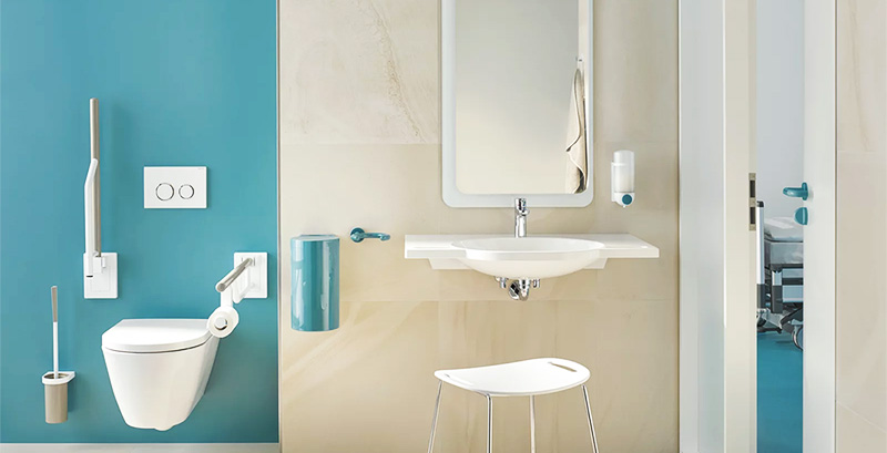 Waschtisch und WC vor kontrastreichem Hintergrund