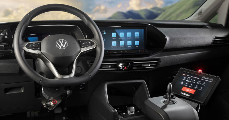 Cockpit eines PKW mit Joystick und Touchscreen