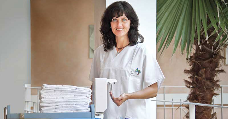 Hund und Rollifahrer vor der Tür