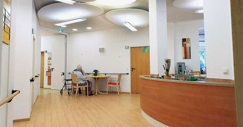 Beleuchtung am Empfang eines Pflegeheimes